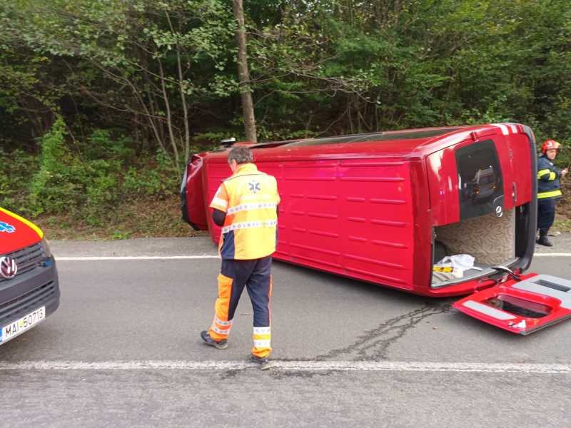 Accident rutier în care a fost implicat un microbuz. A fost activat Planul roșu de intervenție