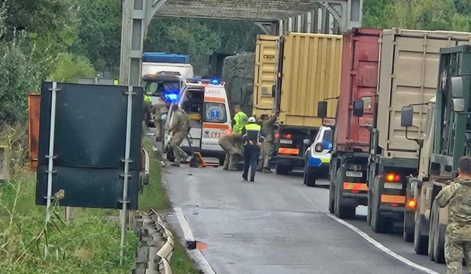 Convoi militar, implicat într-un accident rutier. Două persoane au fost rănite, traficul este blocat