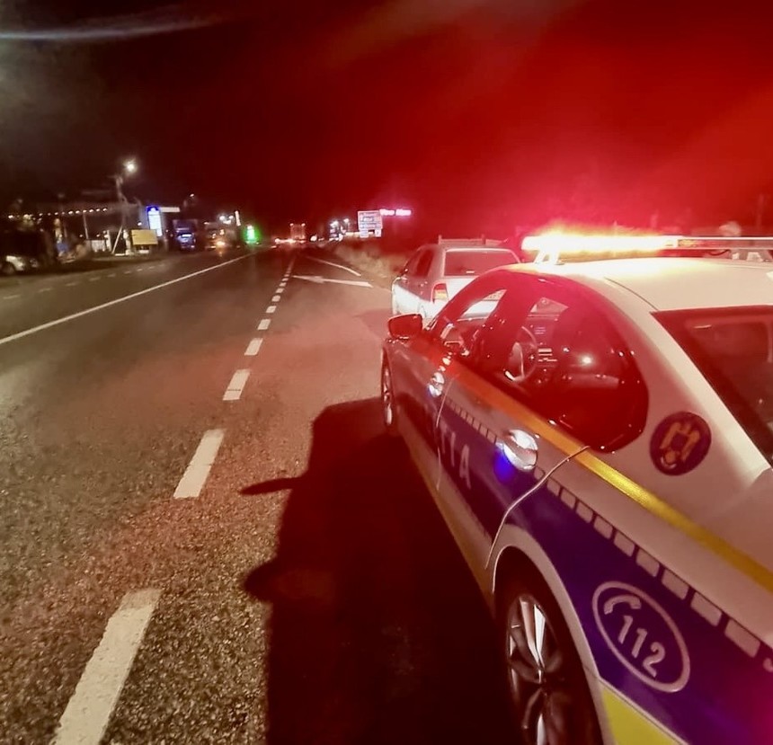 Un TIR a intrat într-o casă de pe marginea DN 25, şoferul fiind încarcerat. A încercat să evite un cal