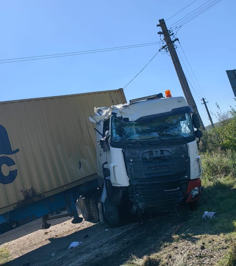 Accident grav la Huși! Un TIR scăpat de sub control, șoferul a ajuns în stare de inconștiență