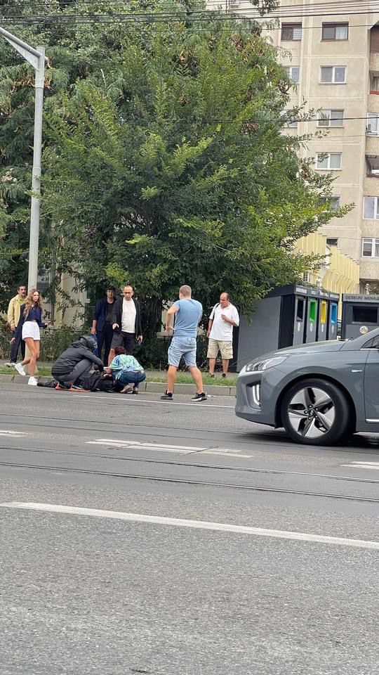 Accident rutier la Iași! O persoană a fost rănită în urma coliziunii dintre un autoturism și o motocicletă