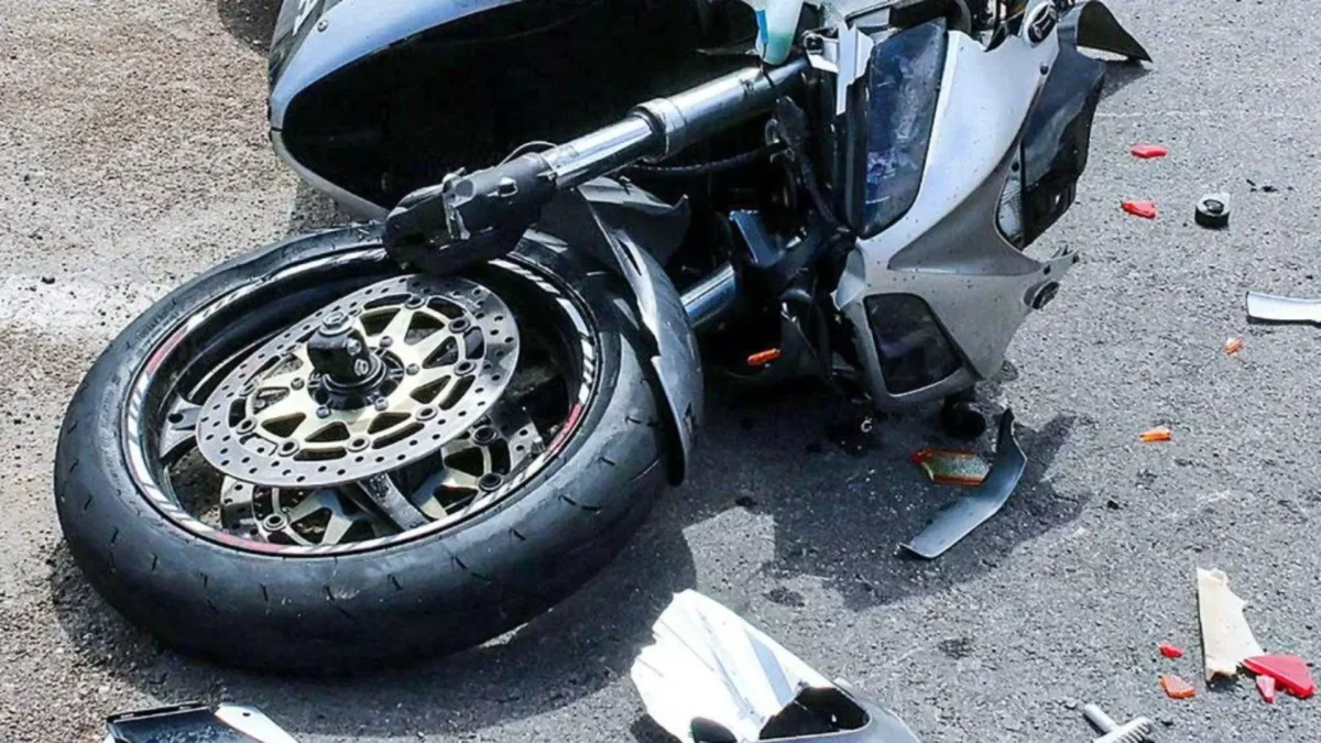 Coliziune între doi motocicliști pe o șosea din Timiș. Unul dintre ei a fost depistat pozitiv la testul de droguri și avea permisul de conducere suspendat