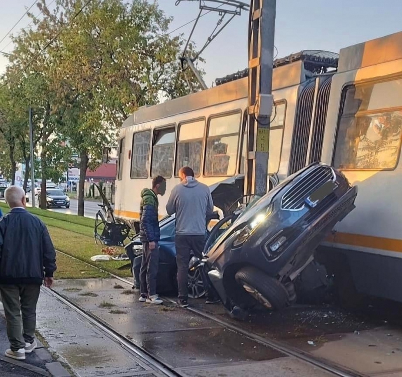 Accident rutier grav în București! Un autoturism a fost zdrobit de un tramvai. Șoferul a murit, iar vatmanul a fost prins drogat