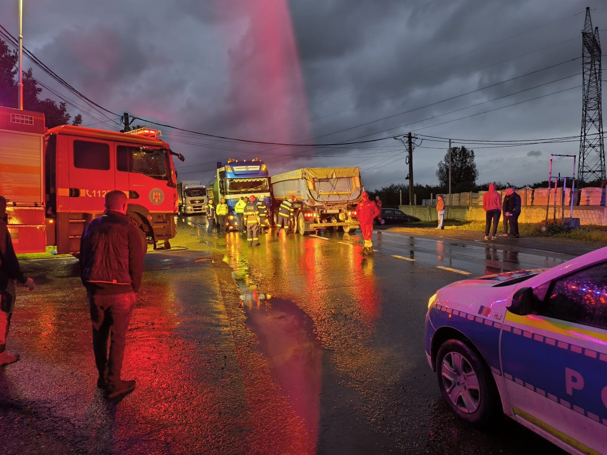 Accident rutier la Iași! Două camioane și un autoturism au fost implicate