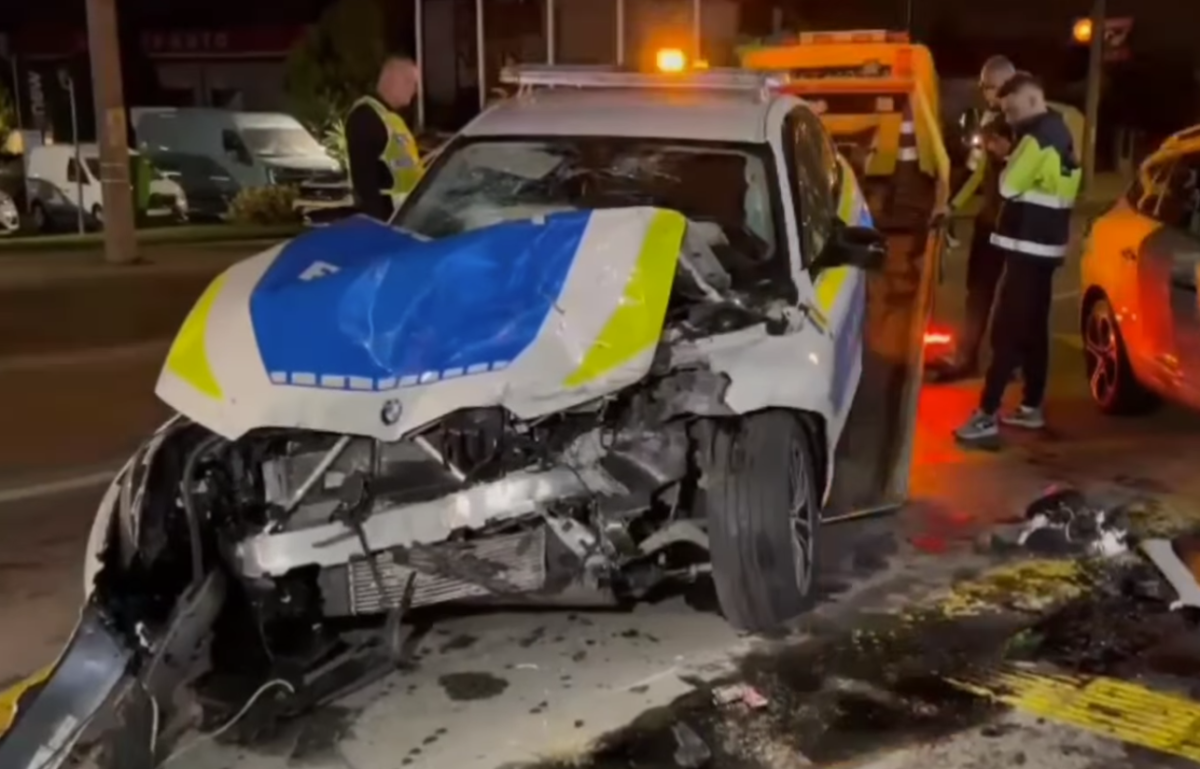 Accident rutier grav în Pitești. Un tânăr a intrat frontal în mașina Poliției, după ce a pierdut controlul autoturismului