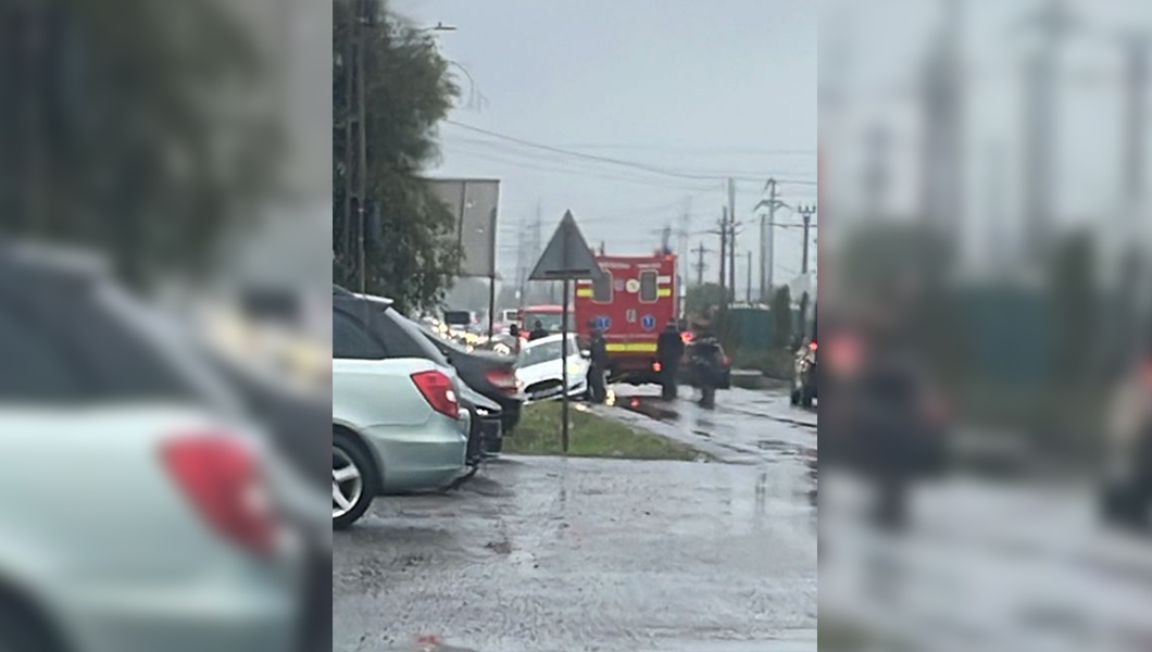 Accident rutier la Tomești. Un șofer a ajuns cu autoturismul în șanț