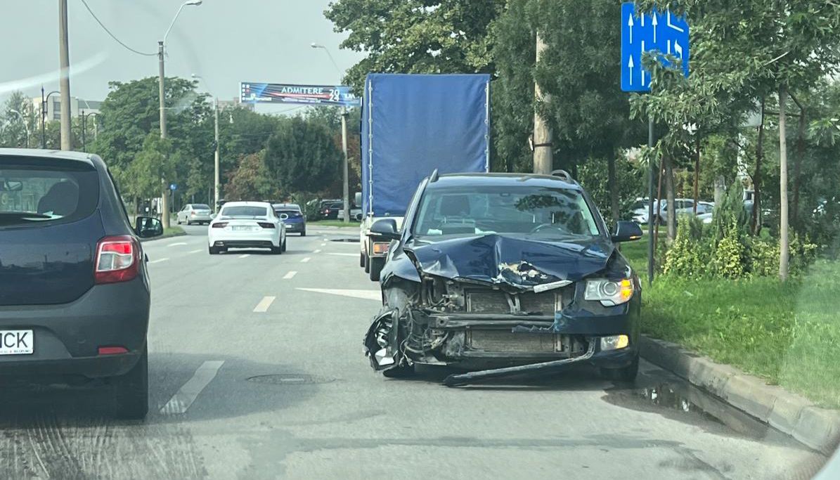 Accident rutier în Tudor Vladimirescu. Două autoturisme au intrat în coliziune