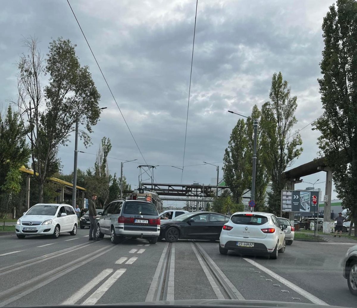 Accident rutier în Tudor Vladimirescu! Două autoturisme s-au izbit în față la Leroy Merlin