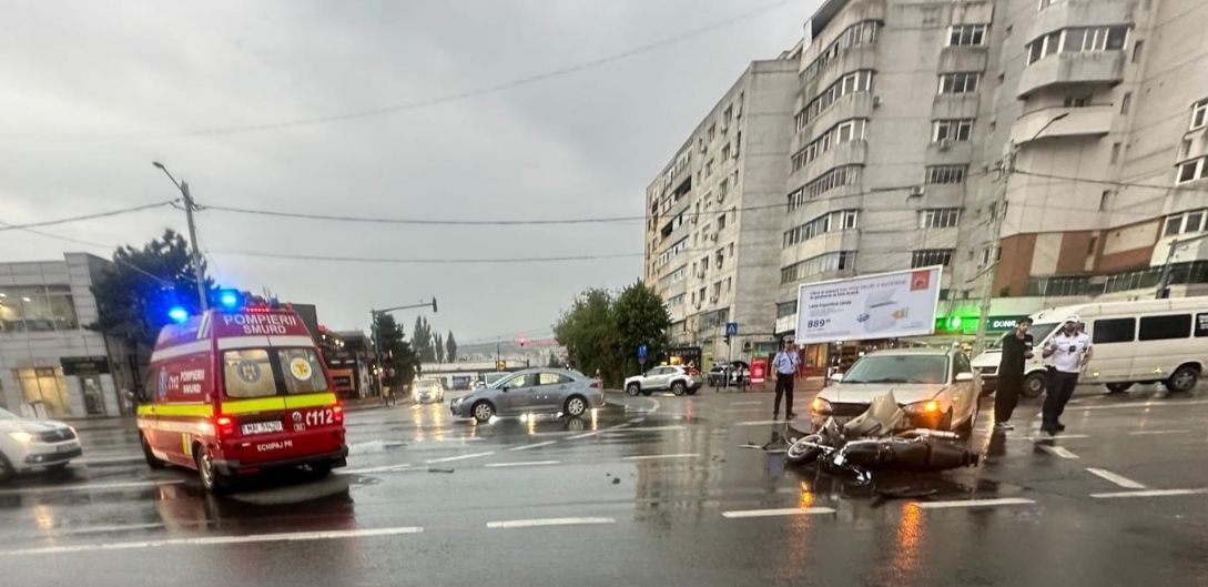 Impact între un autoturism şi o motocicletă, în municipiul Iași