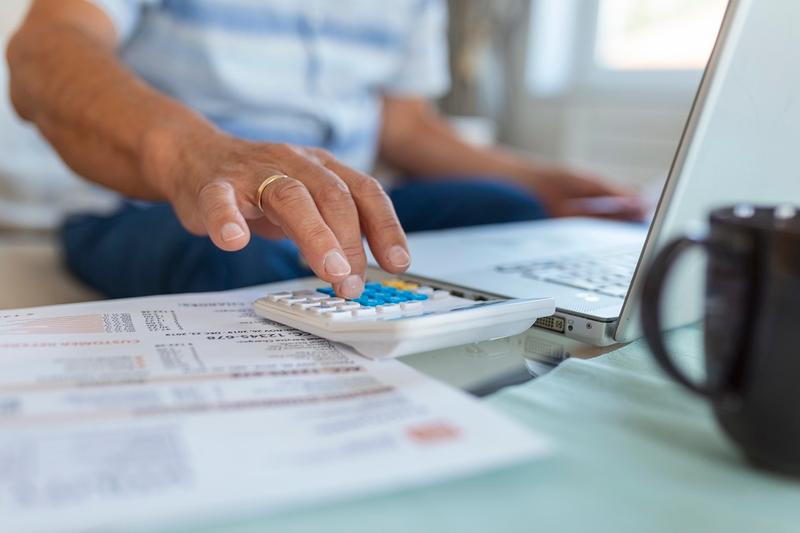 Pensionarii ar putea primi un ajutor financiar pentru factura la curent. De când intră în vigoare noua lege