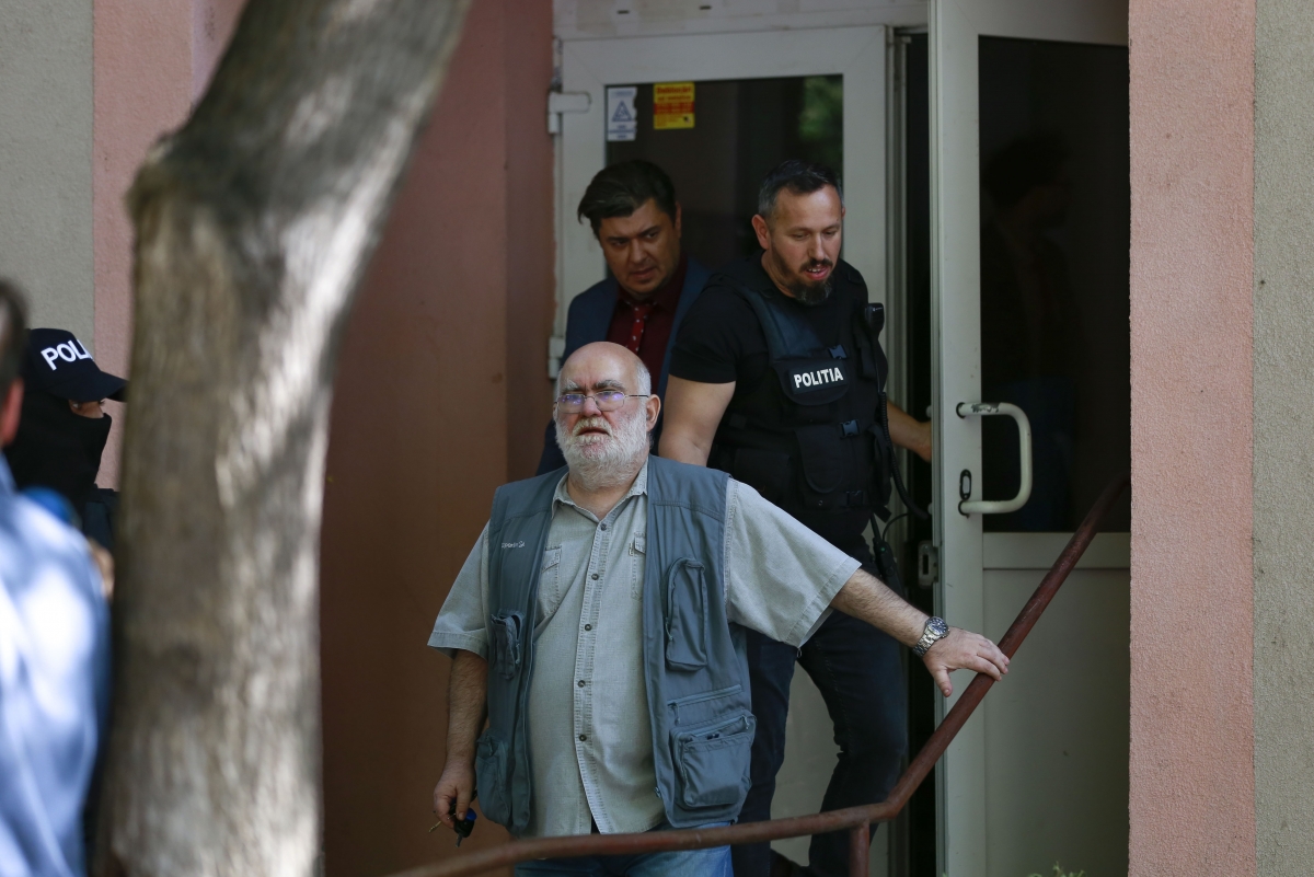 Alfred Bulai a fost reținut pentru 24 de ore. Sociologul a fost scos cu cătușe de la audieri