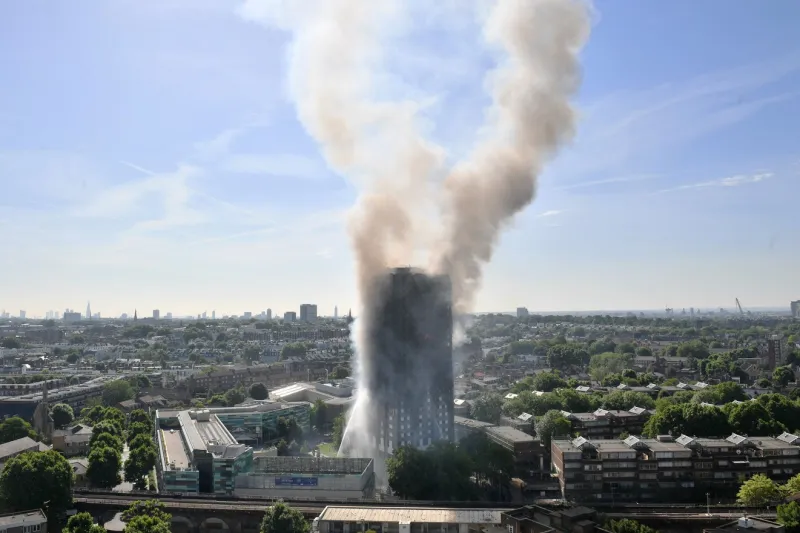 Concluziile anchetei privind incendiul din Turnul Grenfell din Londra, unde au murit 72 de oameni. Cine se face vinovat de tragedie