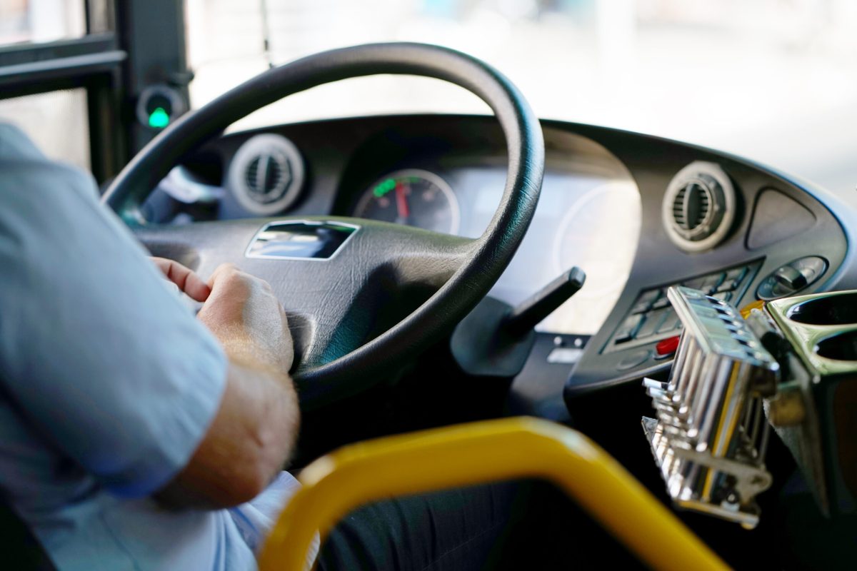 Un șofer de autobuz a suferit un infarct la volan lângă București. Vehiculul a ieșit de pe carosabil
