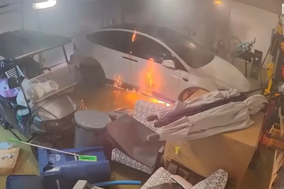 Un automobil Tesla a luat foc într-un garaj! Videoclipul înfricoșător a speriat mii de proprietari