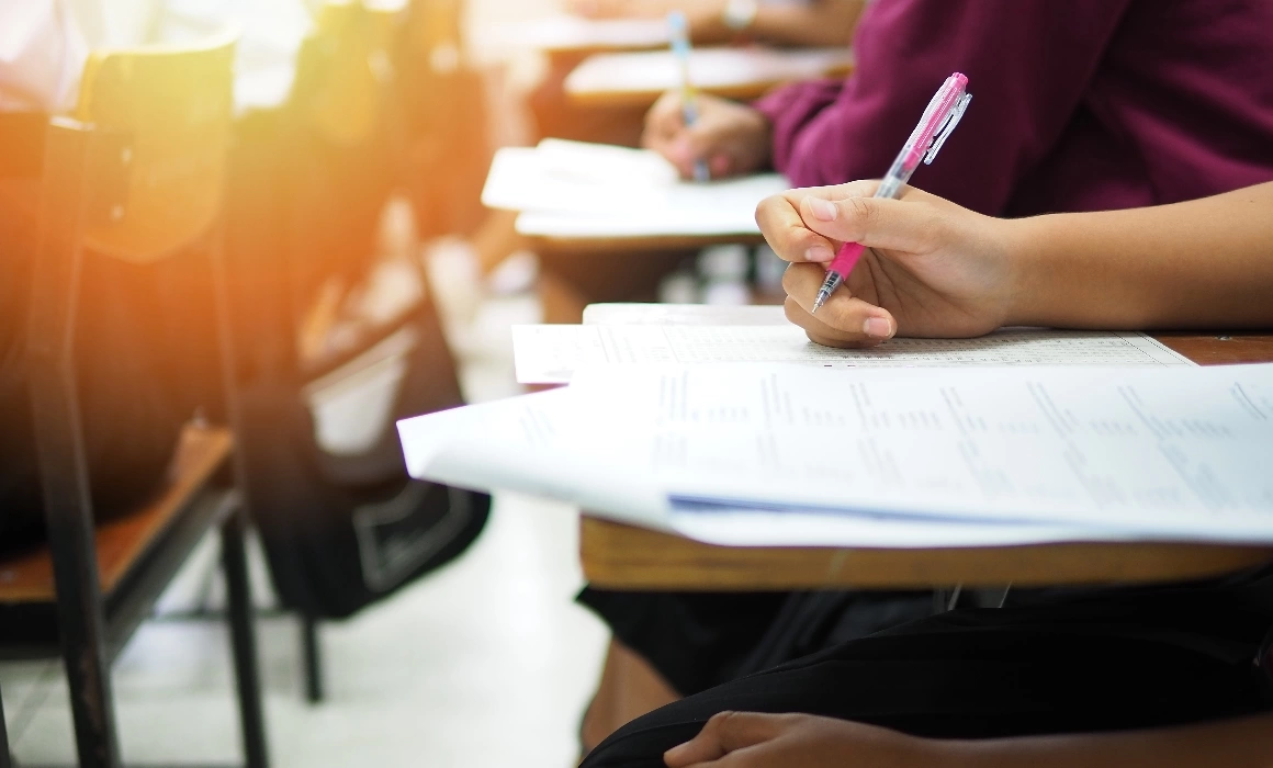 Angajat al ISU Vaslui, cercetat penal după ce a făcut publice subiectele la Bacalaureat. A intrat în sala de examen cu o cameră ascunsă