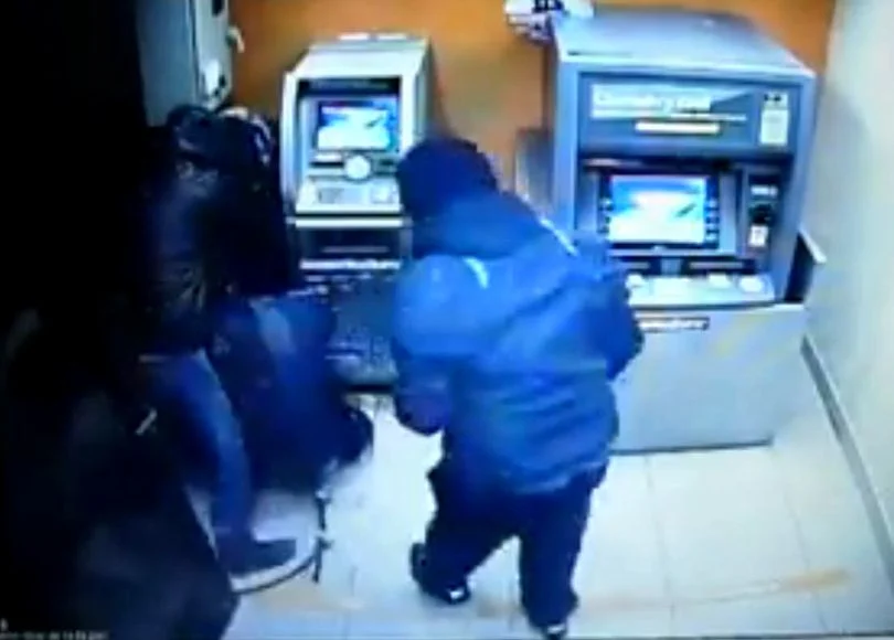 Un român a fost extrădat din Italia. Bărbatul era dat în urmărire internațională după ce a aruncat în aer mai multe bancomate