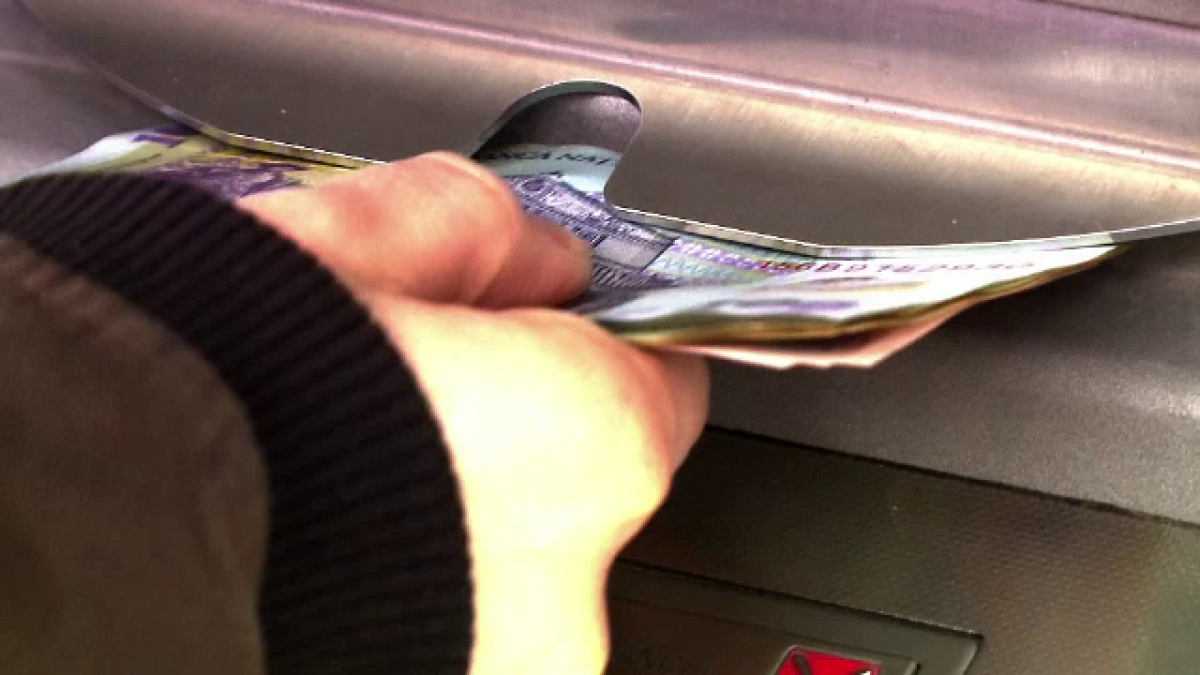 Un bărbat din Târgu Jiu a pierdut pensia pe o lună în timp ce încerca să retragă bani de la bancomat