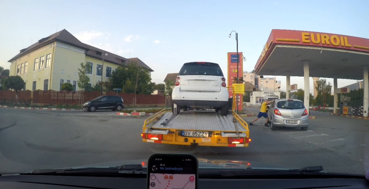 Imagini greu de privit, în trafic! Bătaie cu pumnii și picioarele între un polițist și un șofer