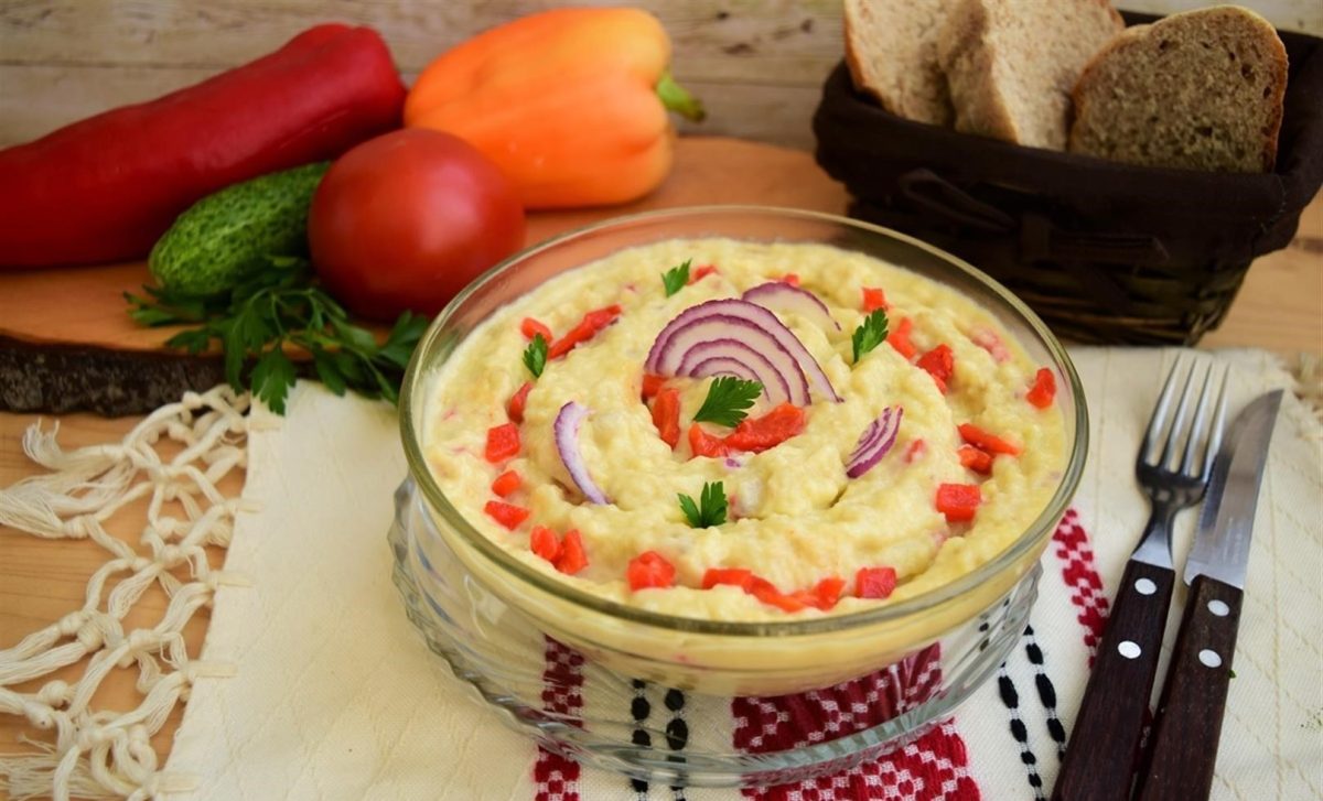 Cea mai gustoasă și mai consistentă salată de vinete cu ardei copți!