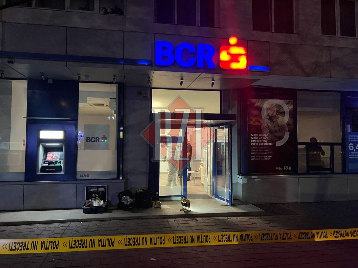 Primele imagini video din timpul tentativei de jaf de la BCR Iași. Autorul l-a pus pe un angajat să deschidă seiful