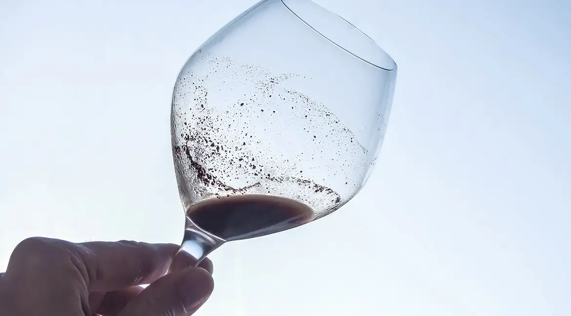 Ce este bentonita și de ce se pune în vin? Secretul știut de puțini pentru a produce un vin mai limpede