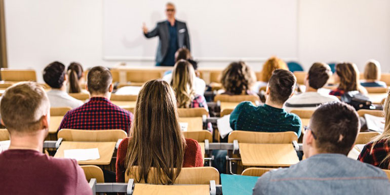 Acești studenți primesc bursă de 1.000 de lei pe lună! Iată ce au de făcut pentru a intra în posesia banilor