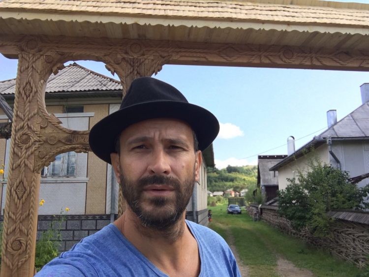 Ce casă extraordinară are în Maramureș Nicolai Tand. E un fost grajd scos la închiriat de concurentul Asia Express