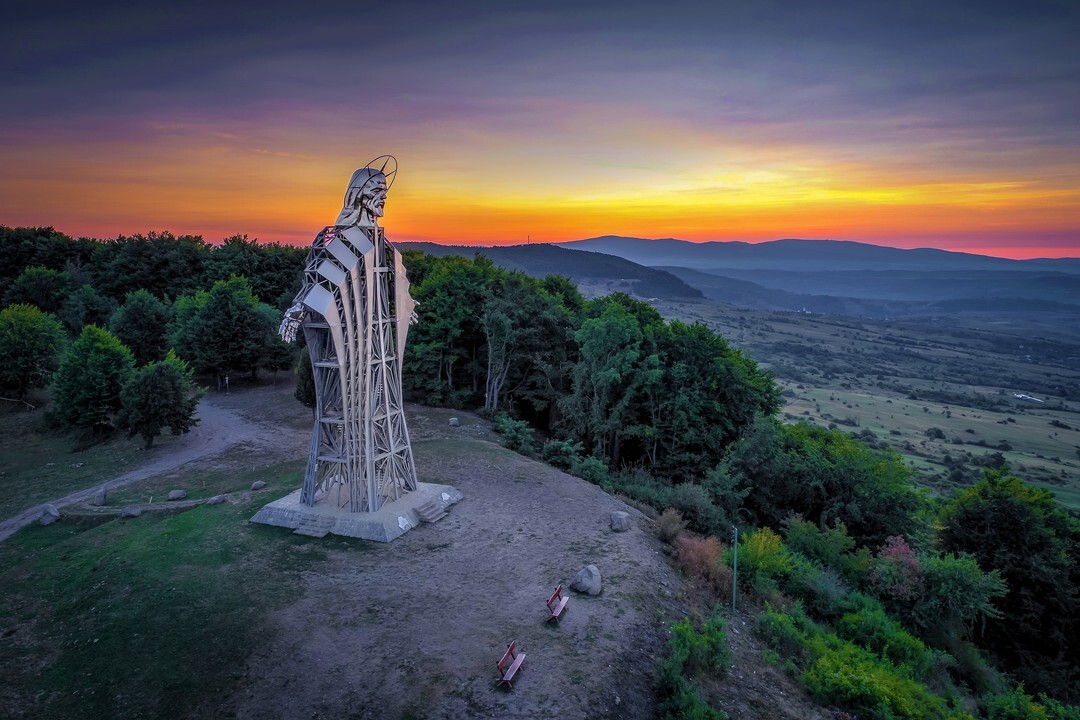 Ce este și unde poate fi văzută statuia inima lui Iisus. Un monument divin și o priveliște de neuitat în Harghita