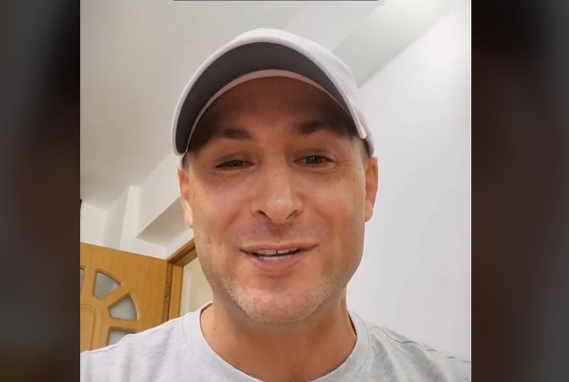 Ce a pățit un american atunci când a vrut să ia un taxi din București: S-a speriat de afișul pus pe ușă!