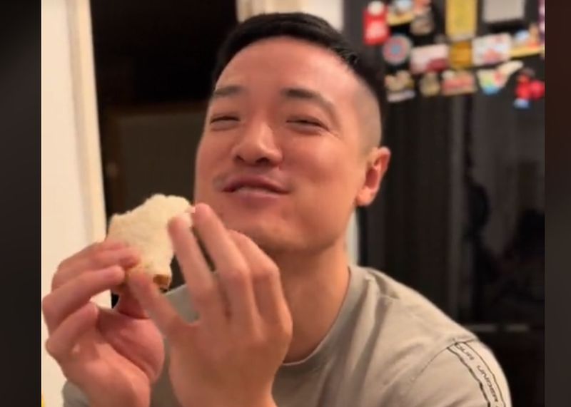 Ce face un chinez care gustă salată de vinete: Videoclipul a devenit viral, iar românii au reacționat – VIDEO