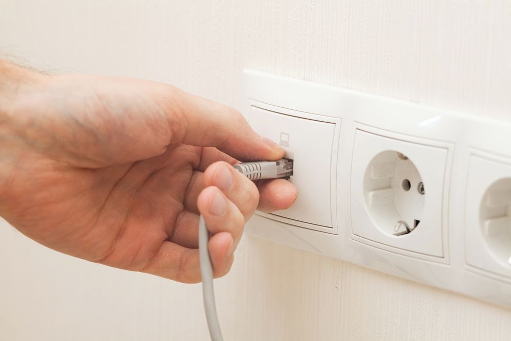 Ce dispozitiv nu trebuie lăsat în priză în timpul nopții? Românii trebuie să renunțe la acest obicei
