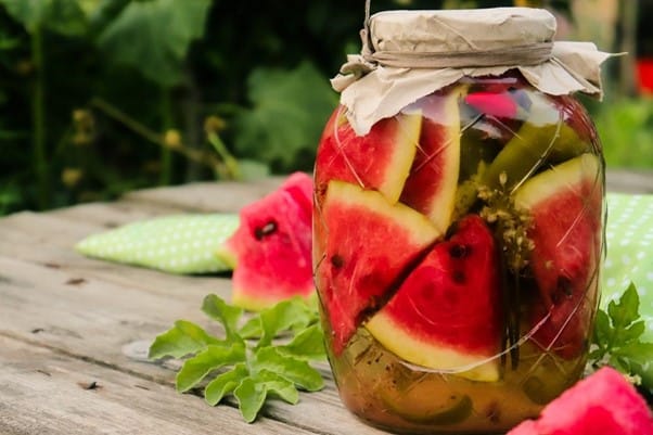 Cea mai delicioasă rețetă de pepeni murați. Trucul prin care să nu se înmoaie murăturile