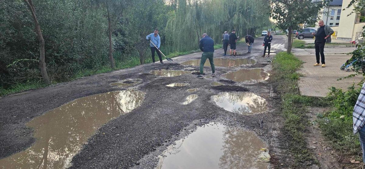 Oamenii care locuiesc în Dealul Zorilor din comuna Rediu își repară singuri drumul