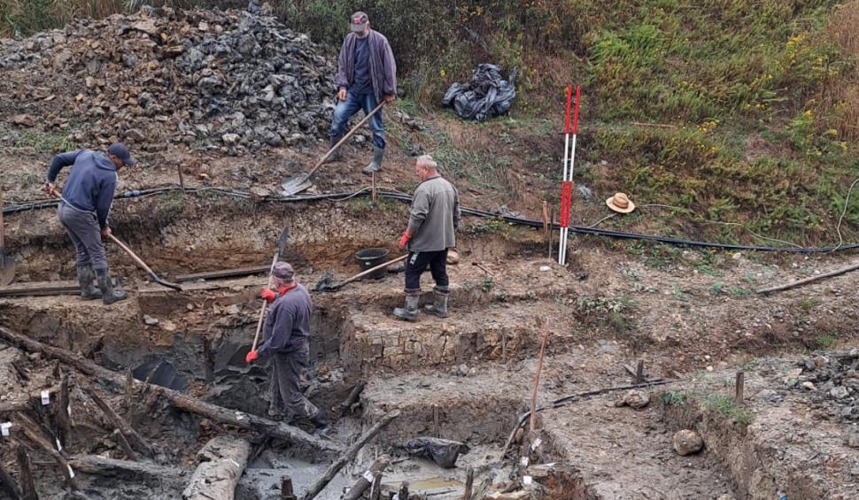 Descoperire arheologică remarcabilă la Băile Figa! Artefacte din lemn vechi de 3.000 de ani, „excepțional de bine conservate”, surprinse în imagine