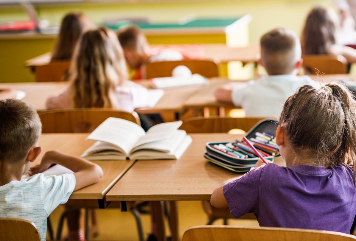 Tot mai mulți elevi români suferă de acest sindrom. Iată la ce trebuie să fie atenți profesorii și părinții