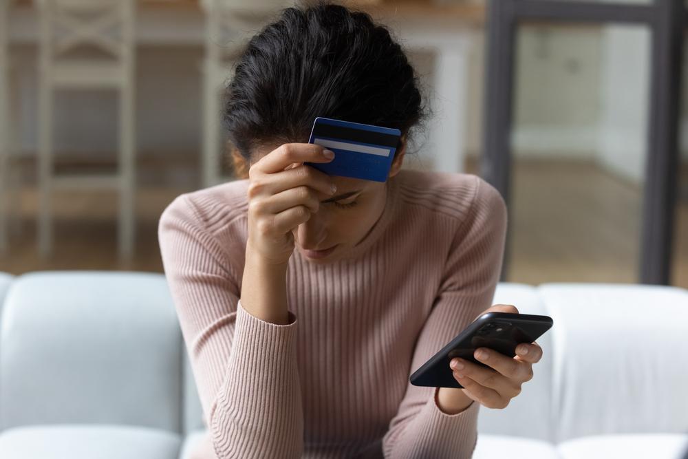 O nouă fraudă îi lasă pe români fără bani! Sunt vizați cei care au carduri și conturi bancare