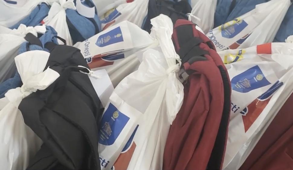 Act de generozitate într-o comună din Bacău. O sută de copii din familii nevoiașe din Oituz au primit haine și rechizite