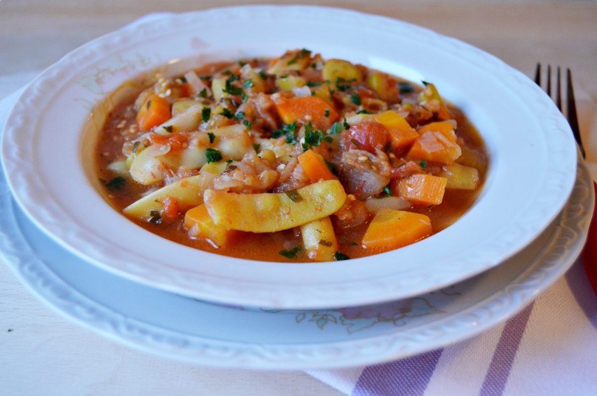 Cea mai delicioasă rețetă de ghiveci de legume cu fasole verde și cartofi. O rețetă de post care mai mult ca sigur îți va plăcea.