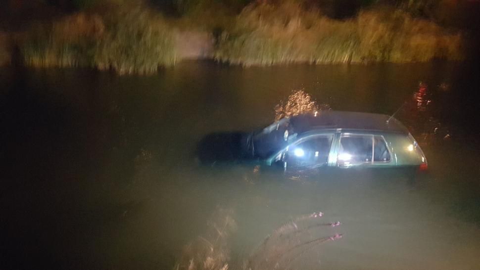 Un bărbat a murit după ce a plonjat cu mașina într-un iaz din Iași – UPDATE