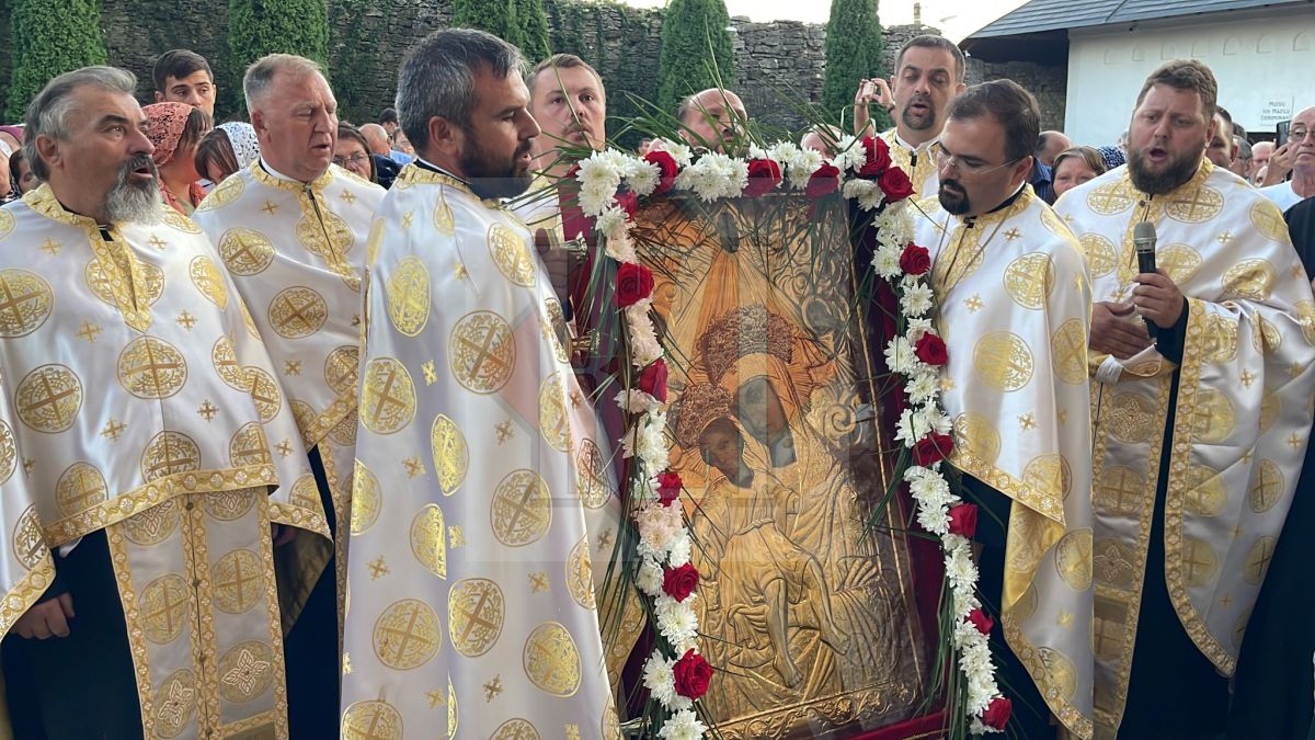 Sute de credincioși participă la scoaterea în procesiune a Icoanei Făcătoare de Minuni a Maicii Domnului la Mănăstirea Hadâmbu – FOTO, VIDEO, UPDATE