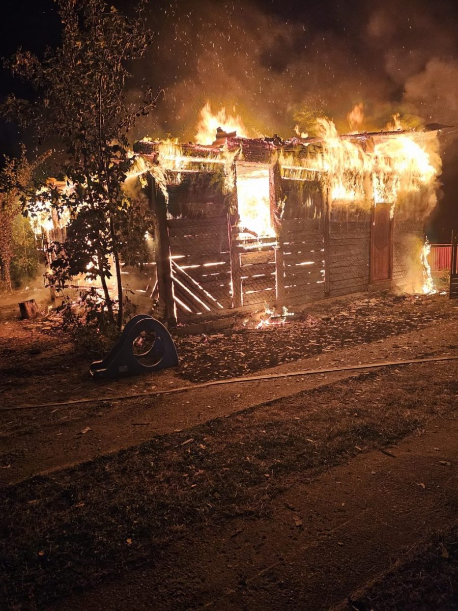 Casă bătrânească distrusă de un incendiu puternic în Plutonița, județul Suceava