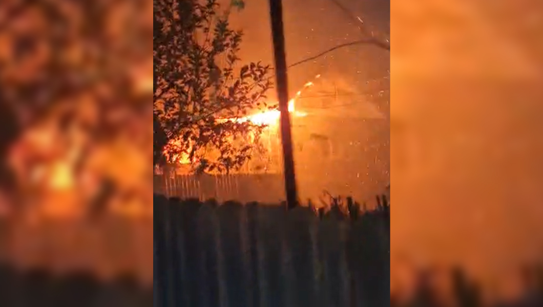 Incendiu masiv la o casă. Pompierii intervin la Deleni. Focul ar fi fost pus intenționat – UPDATE