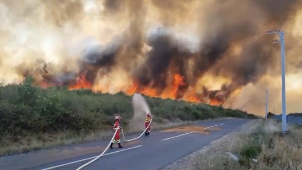Incendiu de proporții în Maramureș! Flăcările scăpate de sub control au cuprins case și un rezervor de motorină, nivel maxim de alertă declarat