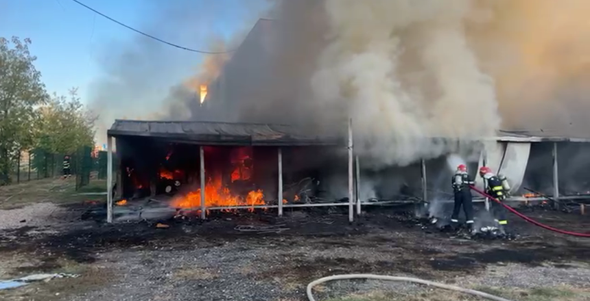 Incendiu de amploare în București. Ard containere în care locuiesc refugiați ucraineni