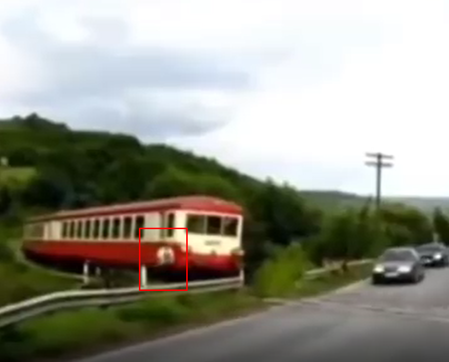 Românii nu au mai văzut așa ceva! Un mecanic de tren a coborât pentru a acționa manual barierele de la o trecere la nivel cu calea ferată