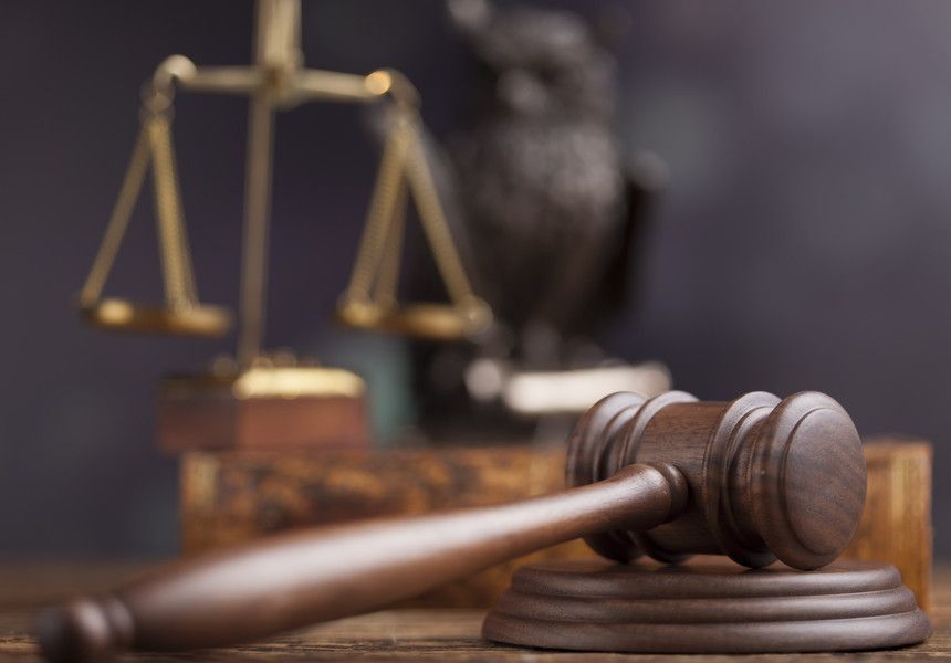 Doi dintre bărbaţii acuzaţi ar fi ademenit trei adolescenţi cu bani au fost reținuți