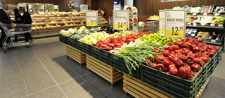 Supermarketurile care refuză marfa fermierilor ieşeni ar putea fi penalizate. Ce presupune proiectul de lege