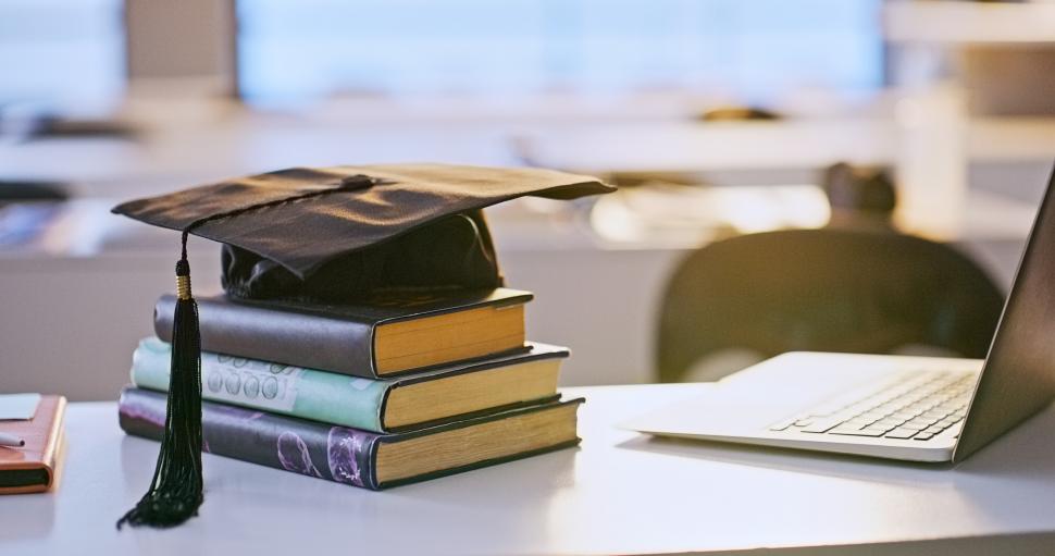 O facultate din România elimină lucrarea de licență la cererea studenților