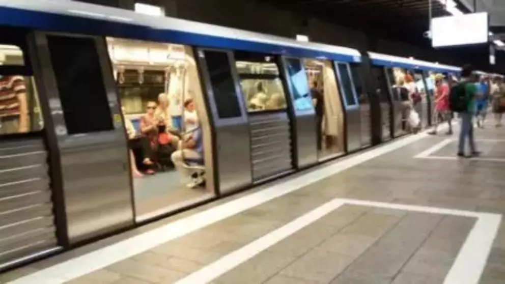 Panică la metrou din cauza unei tentative de suicid, care a perturbat grav circulația trenurilor pe linia Gara de Nord – Dristor 2. Incidentul a avut loc în stația Crângași, la ora 07:48, forțând reorganizarea circulației trenurilor. Trenurile au circulat în regim pendular pe mai multe tronsoane, inclusiv între Basarab 1 și Petrache Poenaru, și între Dristor 2 și Gara de Nord.  Metrorex a anunțat imediat SMURD, iar o anchetă a fost deschisă pentru a stabili circumstanțele exacte ale incidentului. Conform Poliției Române, o femeie de aproximativ 50 de ani a fost identificată la fața locului, iar, în ciuda intervenției medicale, decesul a fost confirmat ulterior. Cazul este investigat de Parchetul de pe lângă Tribunalul București și Serviciul Omoruri, iar trupul neînsuflețit a fost transportat la Institutul Național de Medicină Legală pentru autopsie
