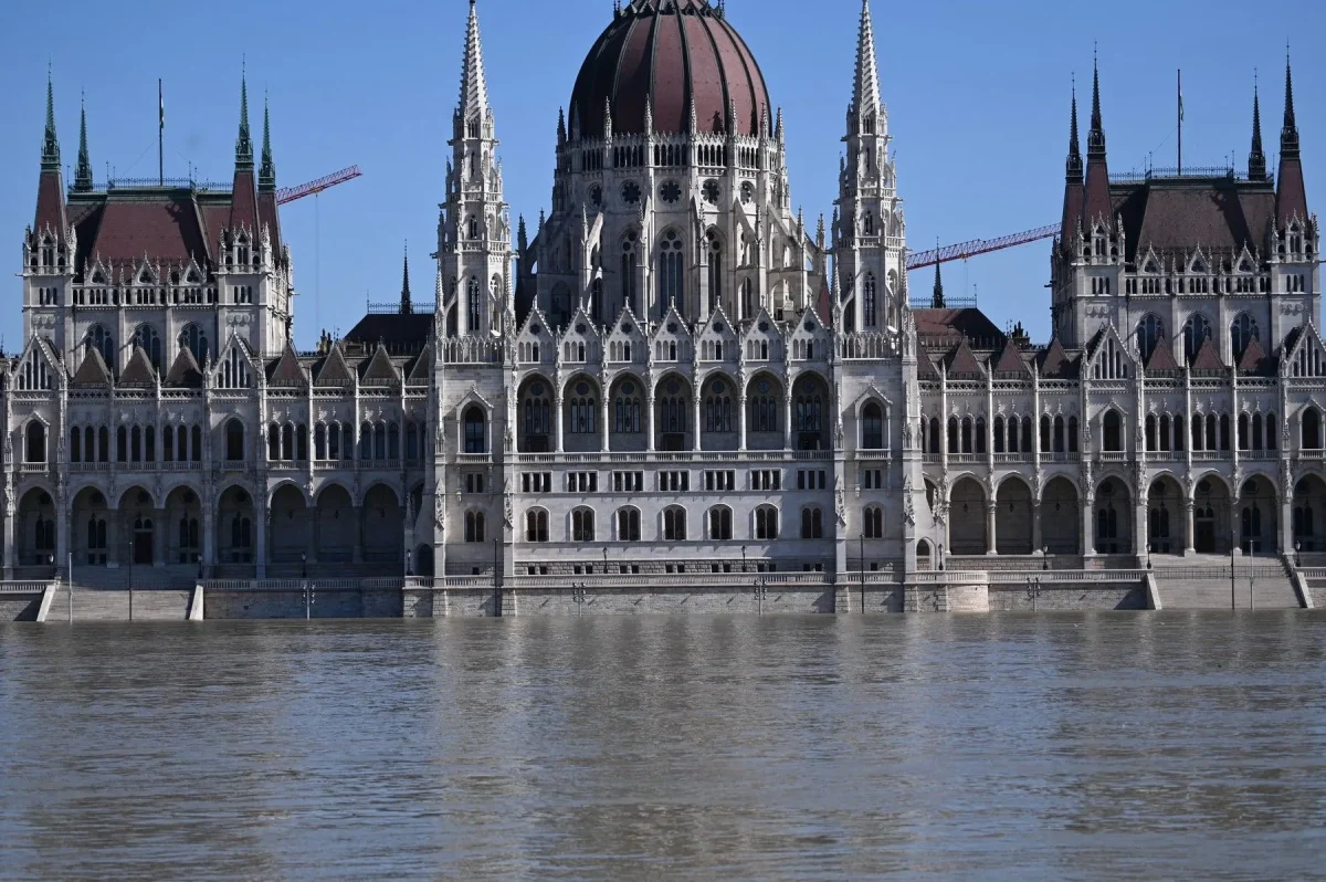 Dunărea a ajuns până la scările Parlamentului din Budapesta și a inundat localitățile din apropiere
